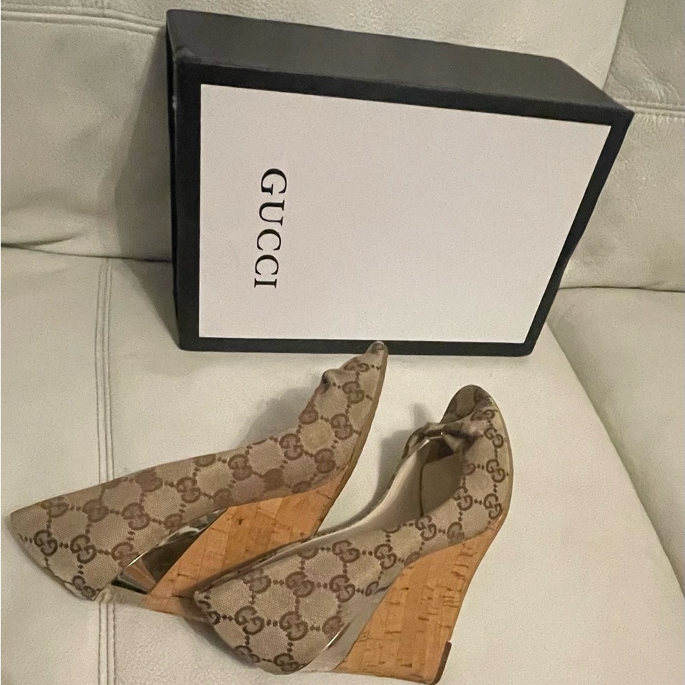 Gucci Monogram Beige GG Canvas Peep-Toe Pumps with Bow - Picture 5 of 14